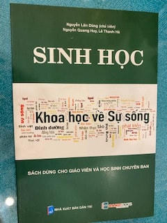 Sách “Khoa học về sự sống” do GS.TS NGND Nguyễn Lân Dũng làm chủ biên. 