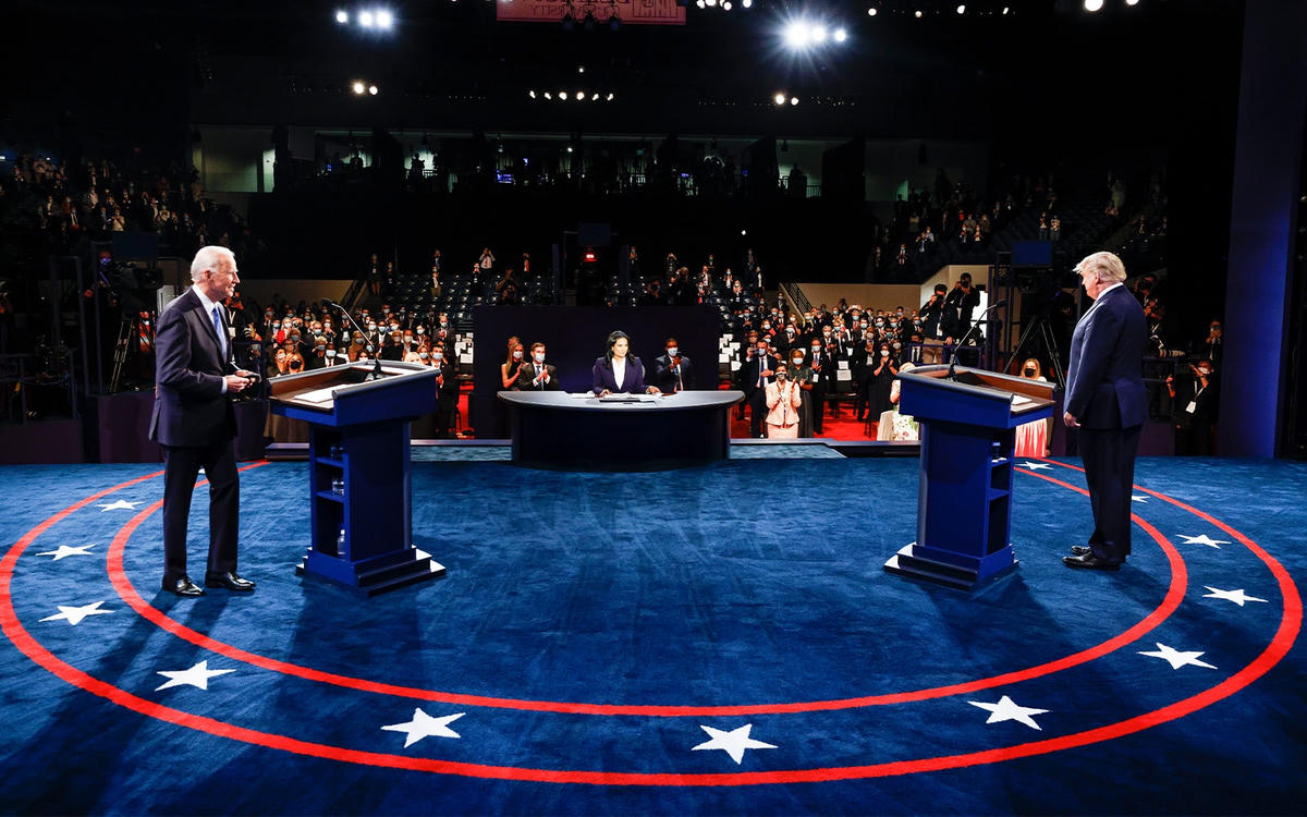 Tổng thống Mỹ Donald Trump và đối thủ Joe Biden trong vòng tranh luận cuối cùng.