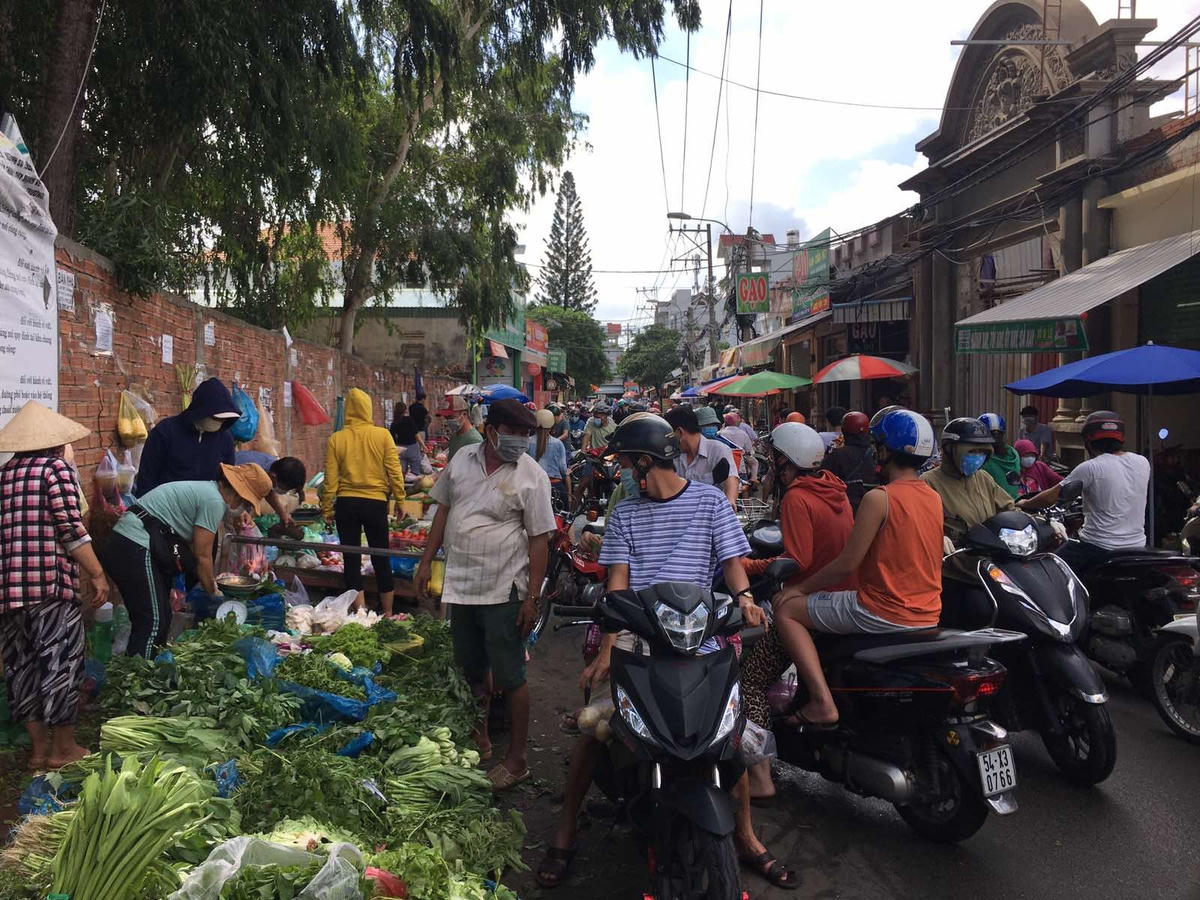 Chợ tự phát nằm trên đường 339, TP Thủ Đức.