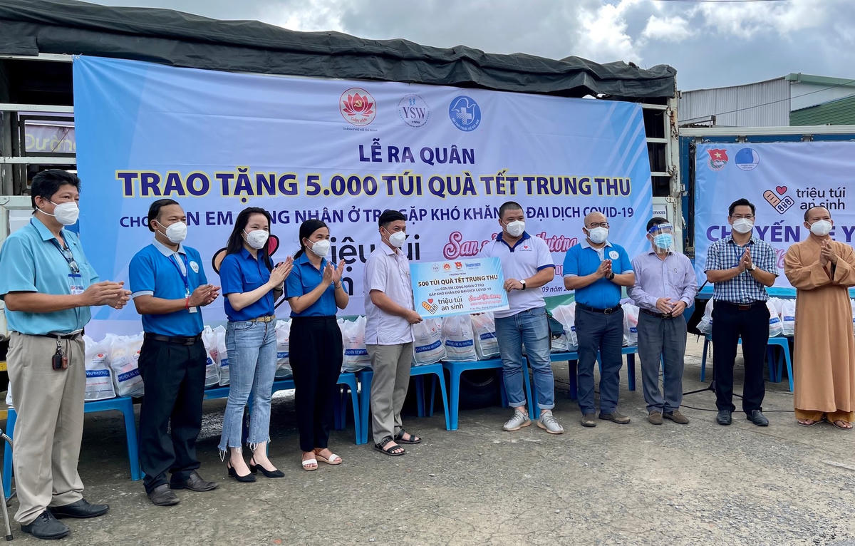 Chương trình Trung thu cho em 2021 trao trực tiếp 5.000 phần quà Trung thu cho các em nhỏ có hoàn cảnh khó khăn.