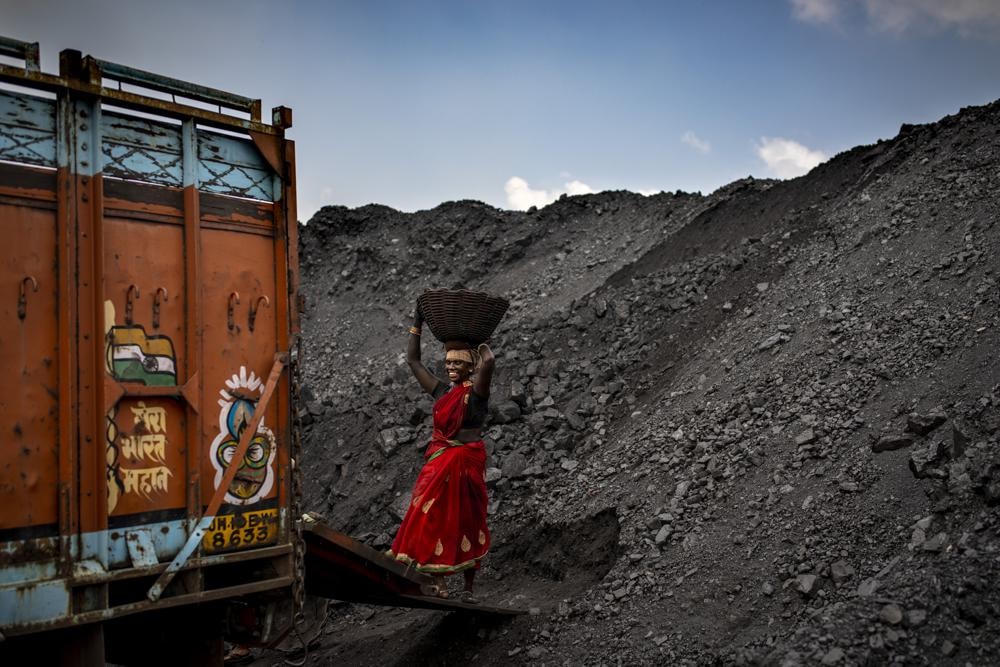 Một công nhân Ấn Độ chất than vào một chiếc xe tải ở Dhanbad, một thành phố phía đông Ấn Độ thuộc bang Jharkhand. Ảnh: AP.