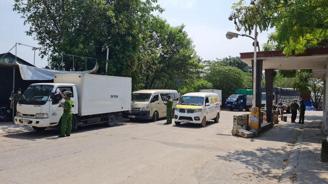 Lực lượng chức năng kiểm tra, giám sát phương tiện được cấp thẻ nhận diện phương tiện có mã QR Code hoạt động trên “luồng xanh”.