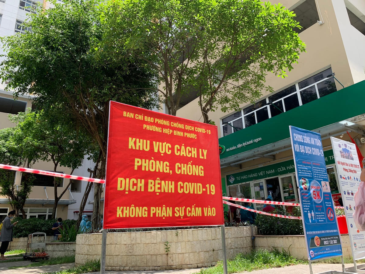 Nhiều chung cư trên địa bàn thành phố tạm thời phong tỏa để y tế khử khuẩn, truy vết các trường hợp liên quan đến ca nhiễm. Ảnh: S.X