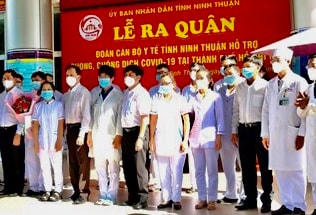 Lễ ra quân của đoàn Y bác sỹ tỉnh Ninh Thuân lên đường hỗ trợ TP HCM.