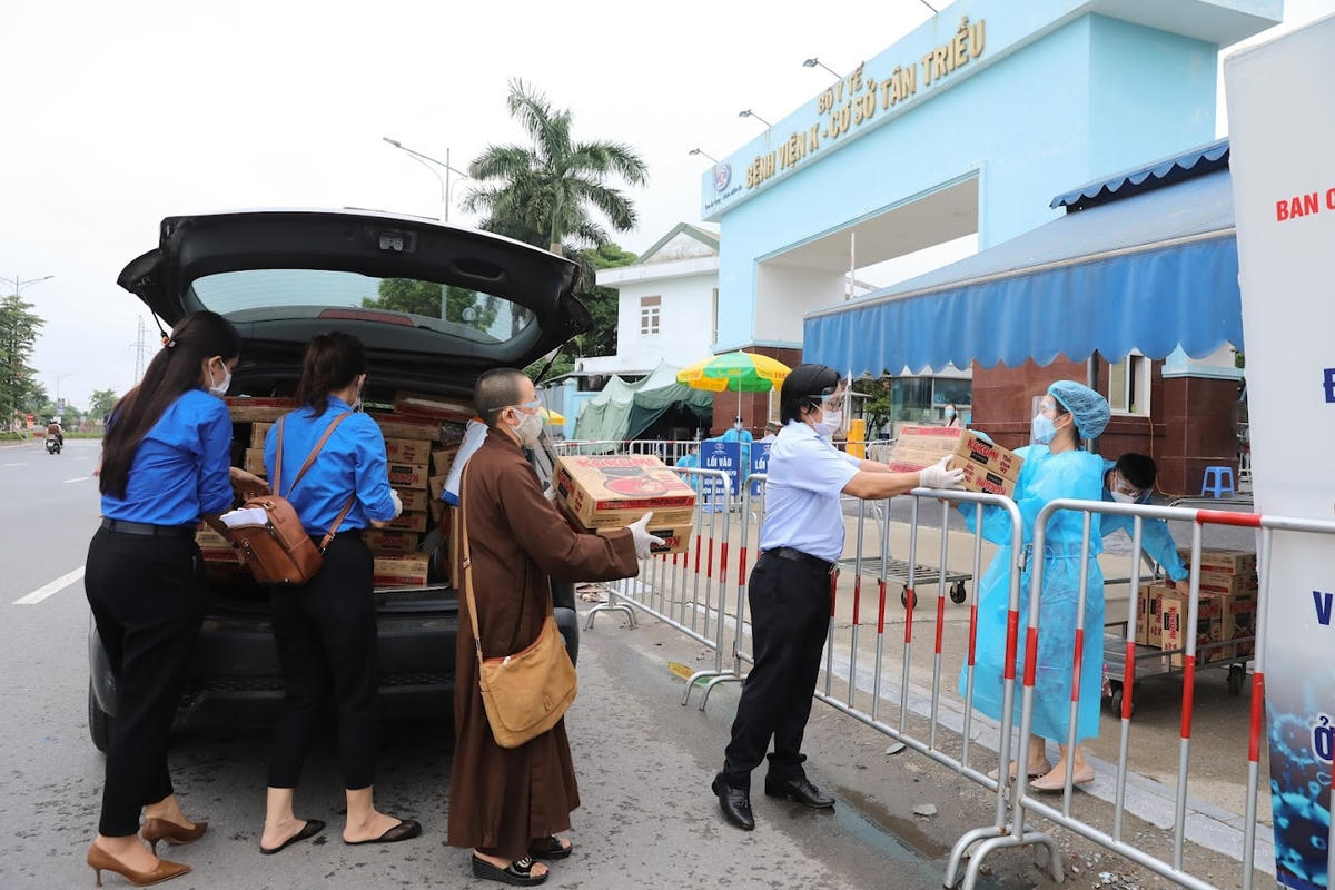 Quyền Tổng Biên tập Báo Đại Đoàn Kết Lê Anh Đạt trao quà hỗ trợ tại Bệnh viện K, Cơ sở Tân Triều.