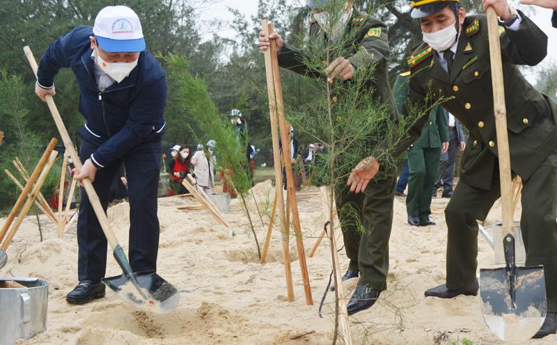Bí thư Tỉnh uỷ Quảng Bình Vũ Đại Thắng tham gia trồng cây đầu xuân.