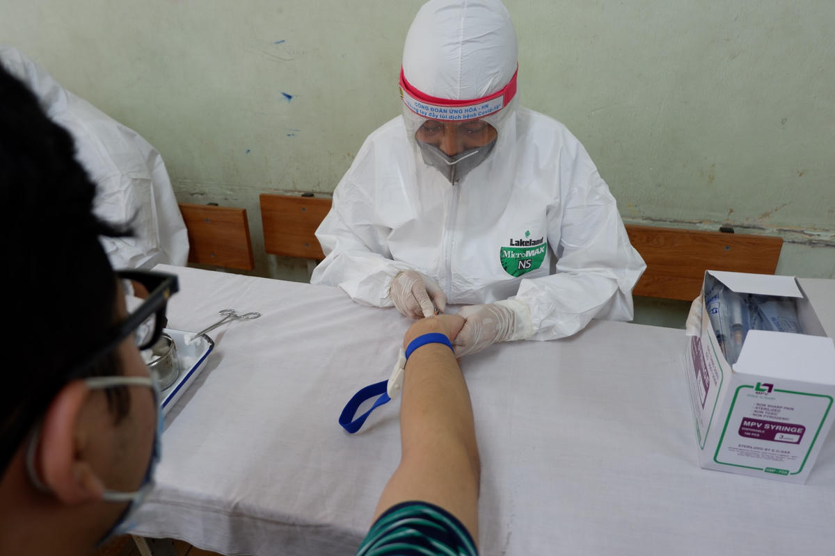 Trường hợp dương tính SARS-CoV-2 mới tại Hà Nội từng test nhanh âm tính. Ảnh: Dân trí.