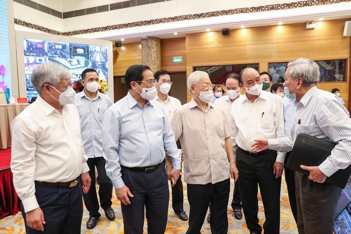 Tổng Bí thư Nguyễn Phú Trọng cùng các đại biểu trao đổi bên lề Hội nghị toàn quốc triển khai Chương trình hành động của MTTQ Việt Nam và các tổ chức thành viên thực hiện Nghị quyết Đại hội đại biểu toàn quốc lần thứ XIII của Đảng.