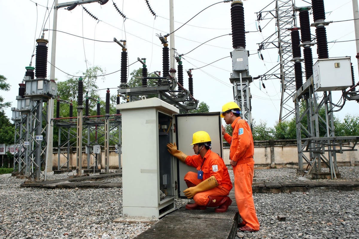 Người dân không đồng tình với cách tính giá điện của EVN. Ảnh: Quang Vinh.