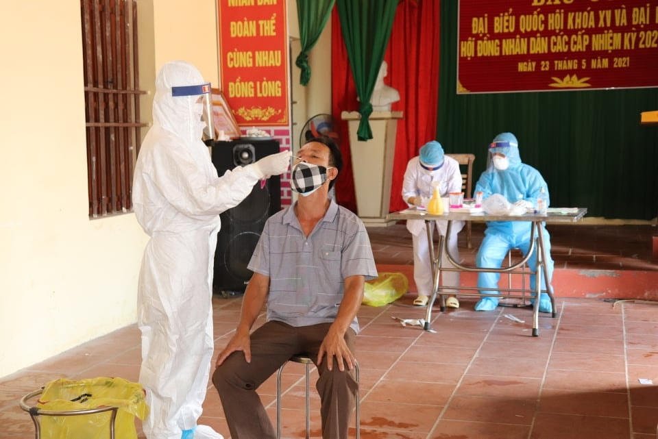 Nhân viên của CDC Hà Nội thực hiện xét nghiệm để sàng lọc bệnh nhân nhiễm Covid-19 ở huyện Lạng Giang (tỉnh Bắc Giang).  