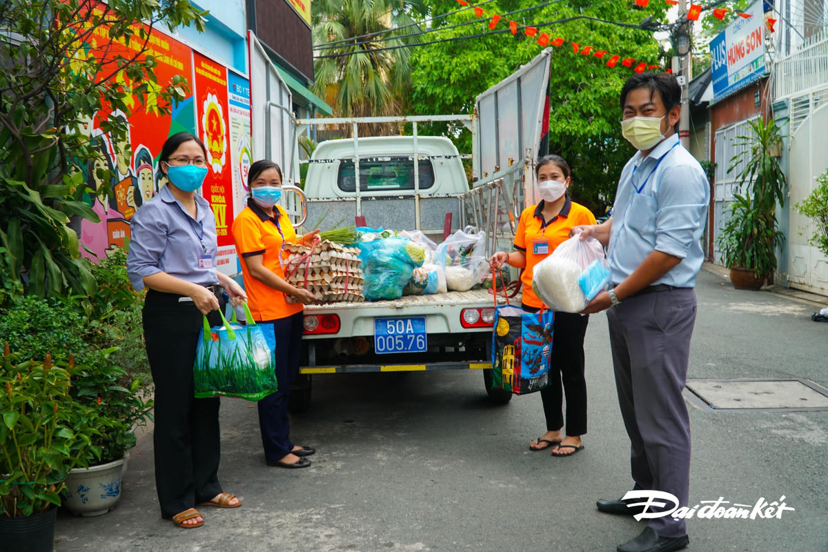 Tập thể cán bộ đoàn thể phường 3 cùng nhau vận chuyển thức ăn cho người dân khu cách ly.