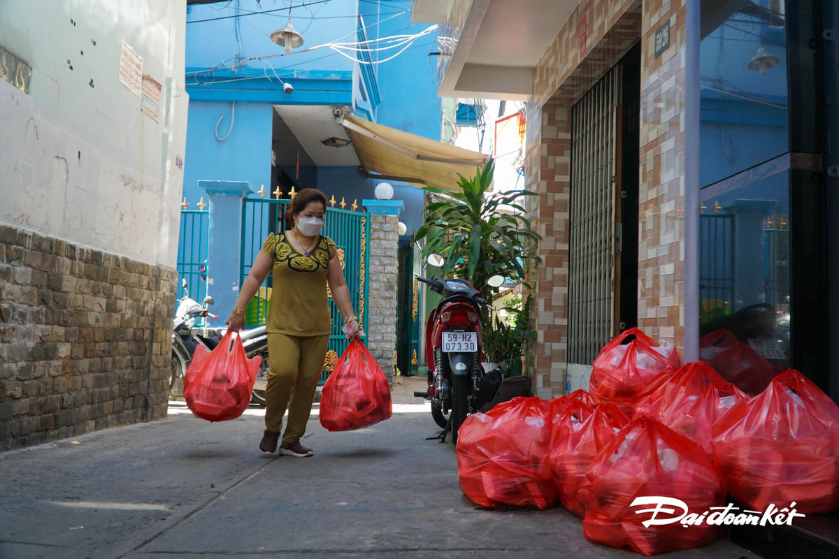 9h30, những phần cơm đã được nhóm chị Tưởng chuẩn bị hoàn tất, và tiến hành đi phát cho bà con.