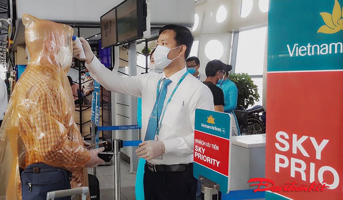 Một hành khách khác lựa chọn mặc áo mưa giấy khi di chuyển. Ảnh: Quang Vinh. 