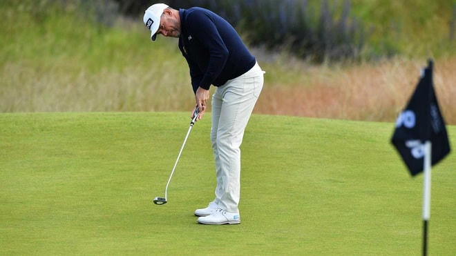 Cựu số một thế giới Lee Westwood vừa hướng dẫn người chơi golf một mẹo nhỏ giúp thực hiện các cú putt chính xác.