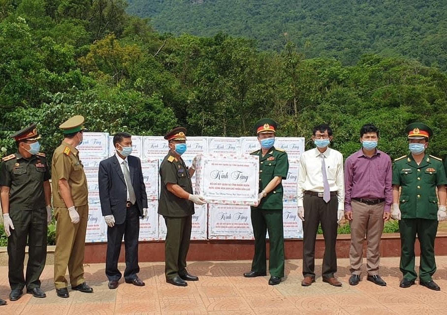 Trao tặng Bộ CHQS tỉnh Khăm Muộn thiết bị y tế phòng, chống dịch Covid-19.