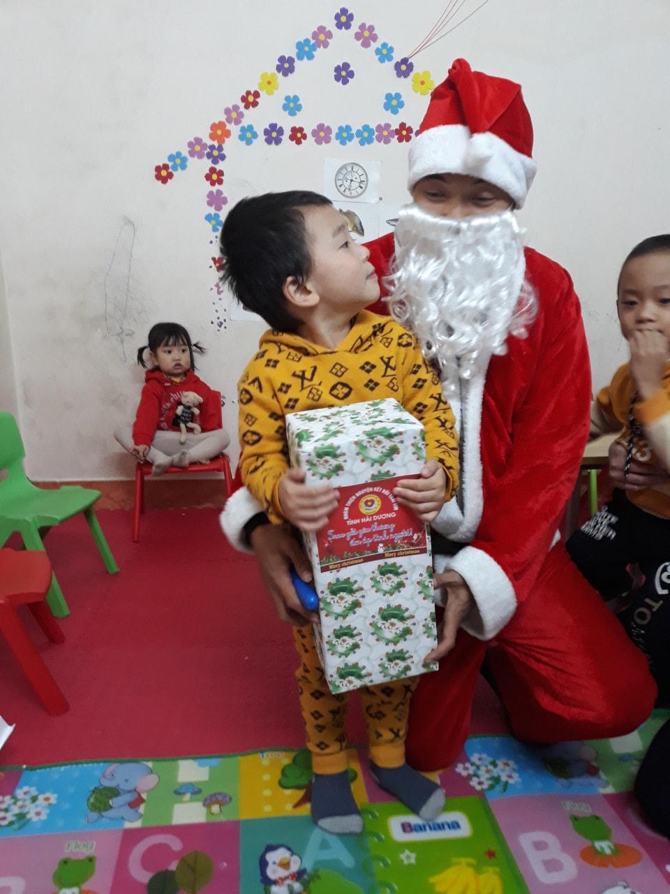 Anh Hoàng Văn Nhiên đến tặng quà cho các em nhỏ có hoàn cảnh khó khăn tại Thanh Hà (Hải Dương)