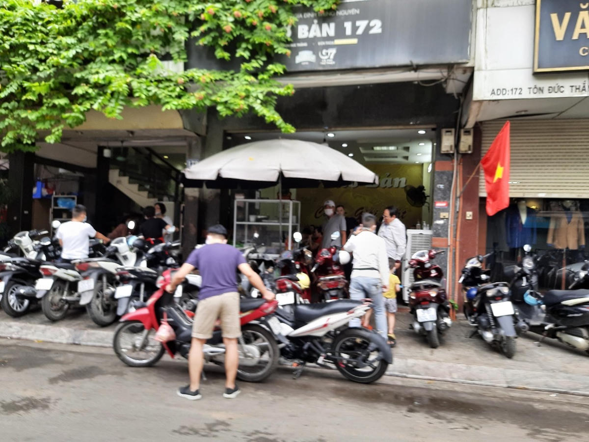Hàng quán vẫn mở bán nhưng không có biện pháp phòng chống dịch.