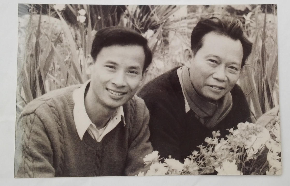 Nhà báo Thép Mới (bên phải) và nhà báo Cao Kim - hai nhà báo từng hoạt động tại Sài Gòn - Gia Định trong cuộc Tổng tiến công và nổi dậy Xuân Mậu Thân 1968 (Ảnh chụp sau ngày miền Nam giải phóng). Ảnh: NVCC