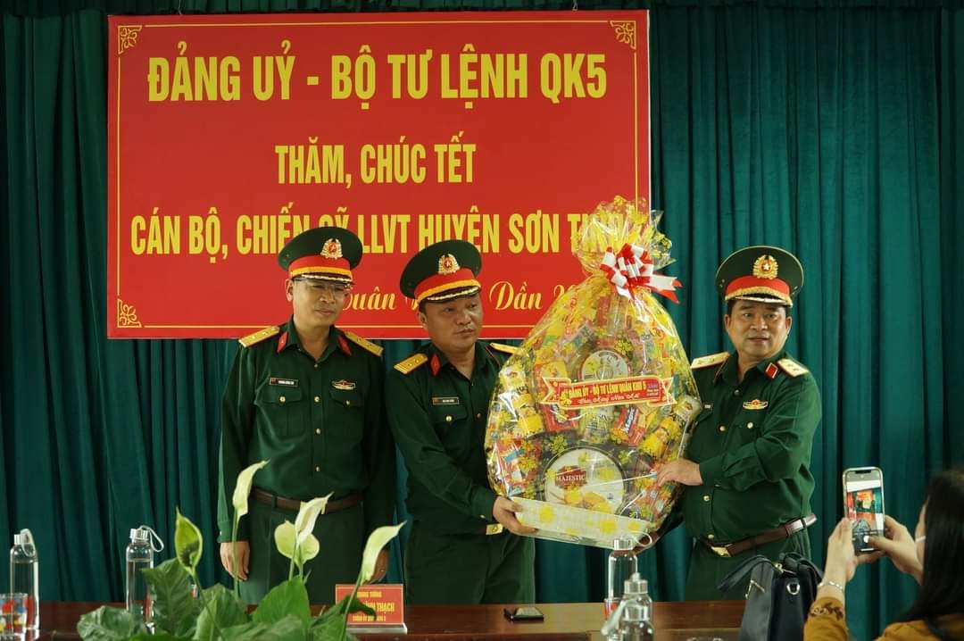 Trung tướng Trịnh Đình Thạch thăm, chúc Tết cán bộ, chiến sĩ lực lượng vũ trang huyện Sơn Tịnh.