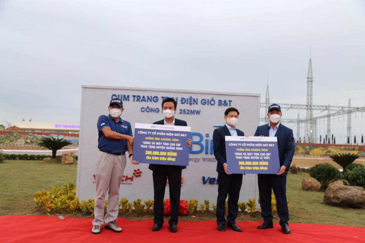 Ủng hộ 600 triệu đồng cho chương trình "Sóng và máy tính cho em" ở 2 huyện Quảng Ninh và Lệ Thủy.