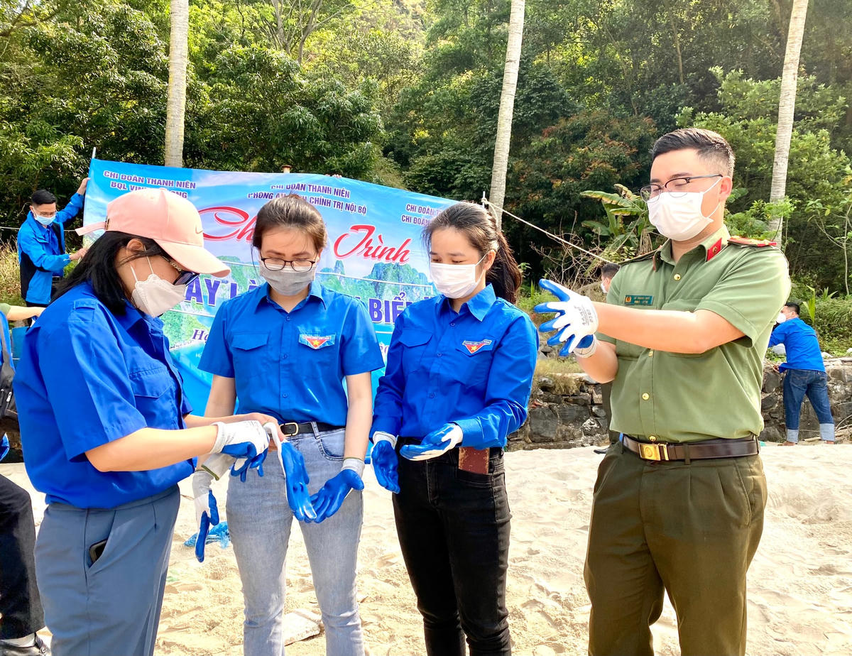 Các Đoàn viên tích cực chuẩn bị để sẵn sàng tham gia hoạt động dọn rác, làm sạch đảo Lờm Bò. 