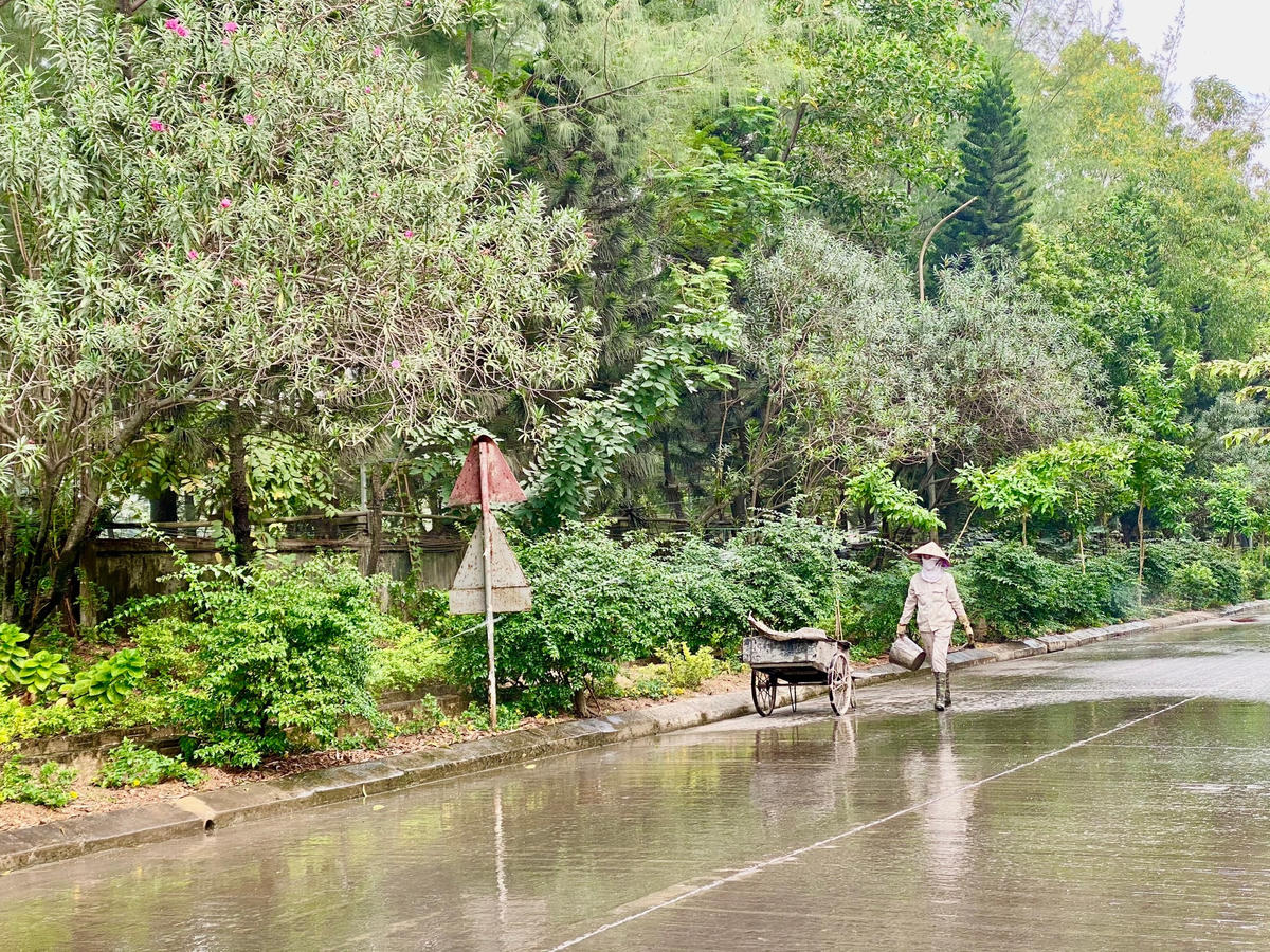 Công ty sử dụng hệ thống nước phun rửa đường thay thế nhân công quét dọn thủ công đem lại hiệu quả cao về kinh tế và giảm thiểu tác nhân gây ô nhiễm môi trường.