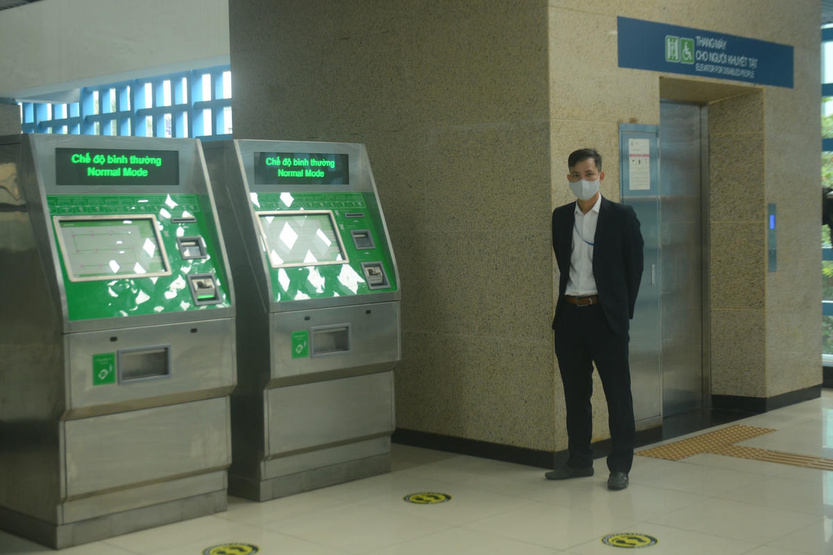 Theo ghi nhận của PV, nhân viên tại ga luôn túc trực tại cây bán vé để hướng dẫn khách hàng mua vé theo lượt..