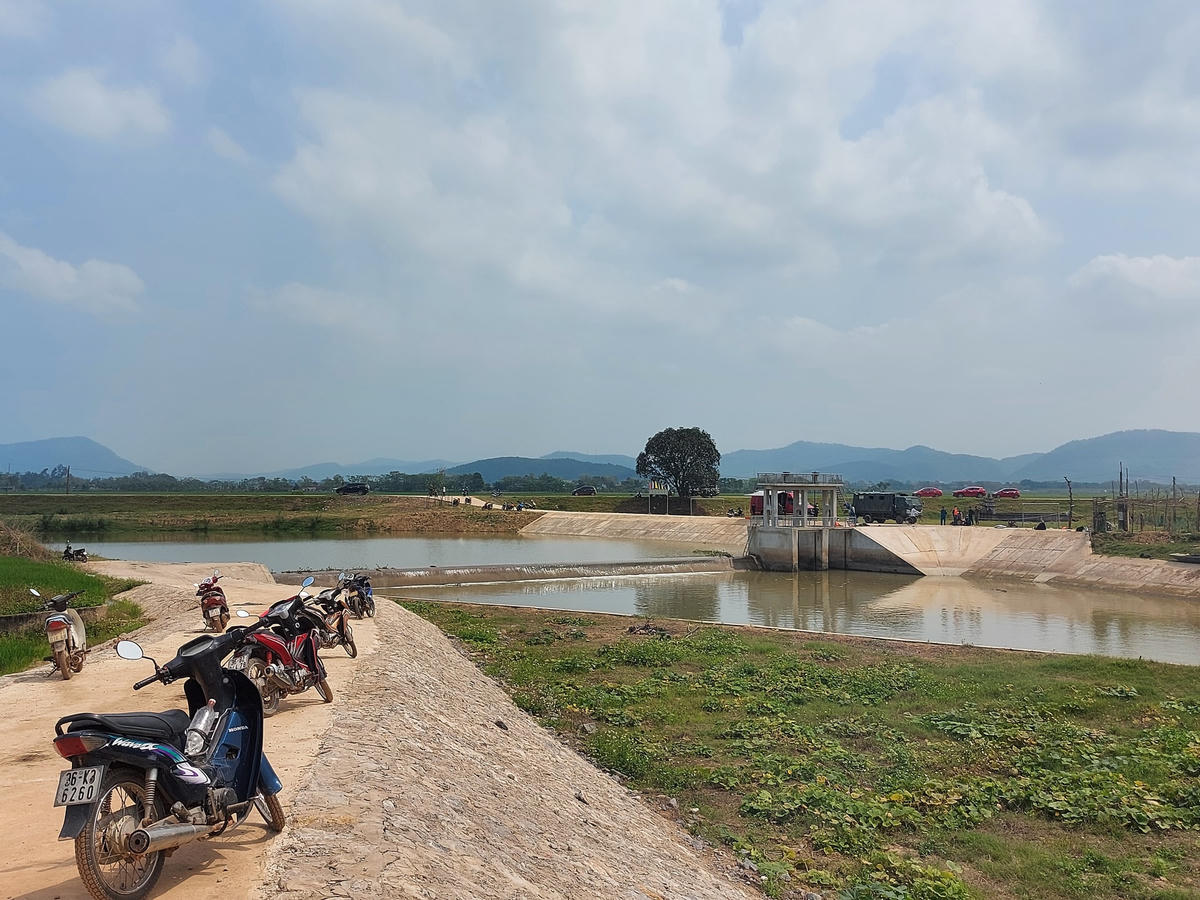 Khu vực đập tràn trên sông Mậu Khê (đoạn giáp ranh giữa xã Thiệu Duy và Thiệu Hợp) có độ sâu khoảng hơn 2 m, là nơi xảy ra vụ đuối nước khiến 5 học sinh bỏ mạng. Phía dưới hạ nguồn, dòng sông sâu hơn, lên tới gần 10m, được chôn nhiều cọc nhọn. Điều này khiến công tác tìm kiếm gặp nhiều khó khăn khi thợ lặn vướng cọc dưới sông.