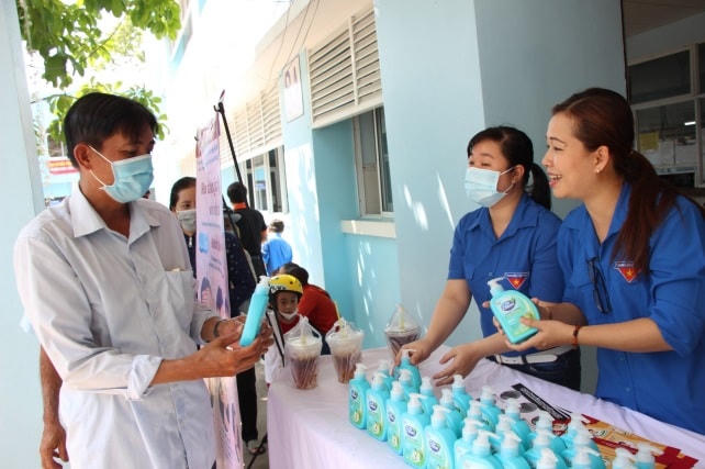 Tình người trong dịch Covid-19. Ảnh: Hạnh Châu