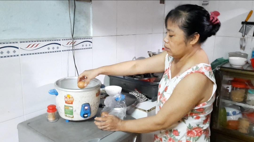 Chị Vân bỏ trứng đã luộc vào nồi cơm hấp lại cho nóng.