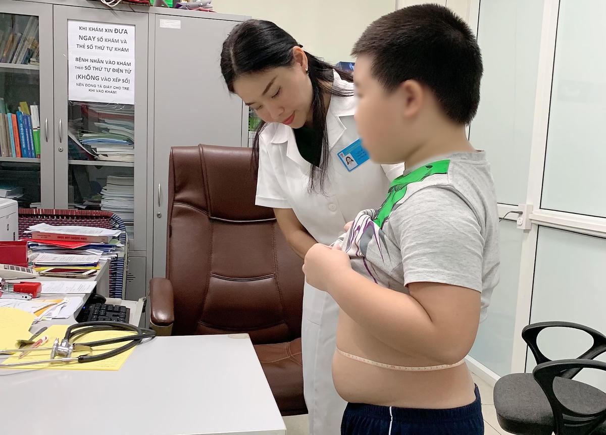 Trẻ thừa cân béo phì được thăm khám tại Viện dinh dưỡng Quốc gia.