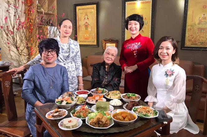 Nhà báo Vũ Thị Tuyết Nhung trong một chương trình về ẩm thực Hà Nội.  