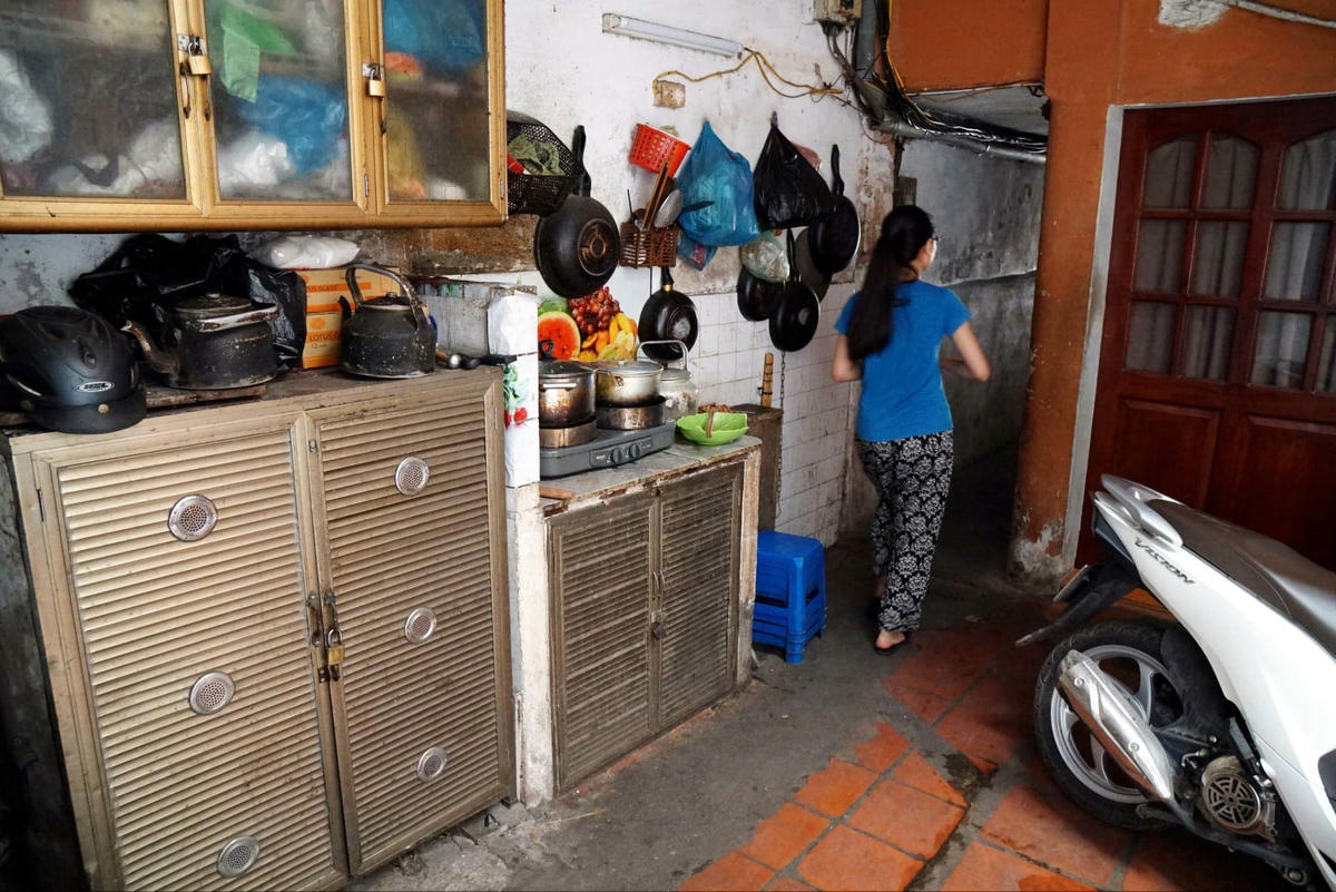 Chật chội, bí bách, bất tiện là “đặc sản” của người dân sống ở phố cổ.