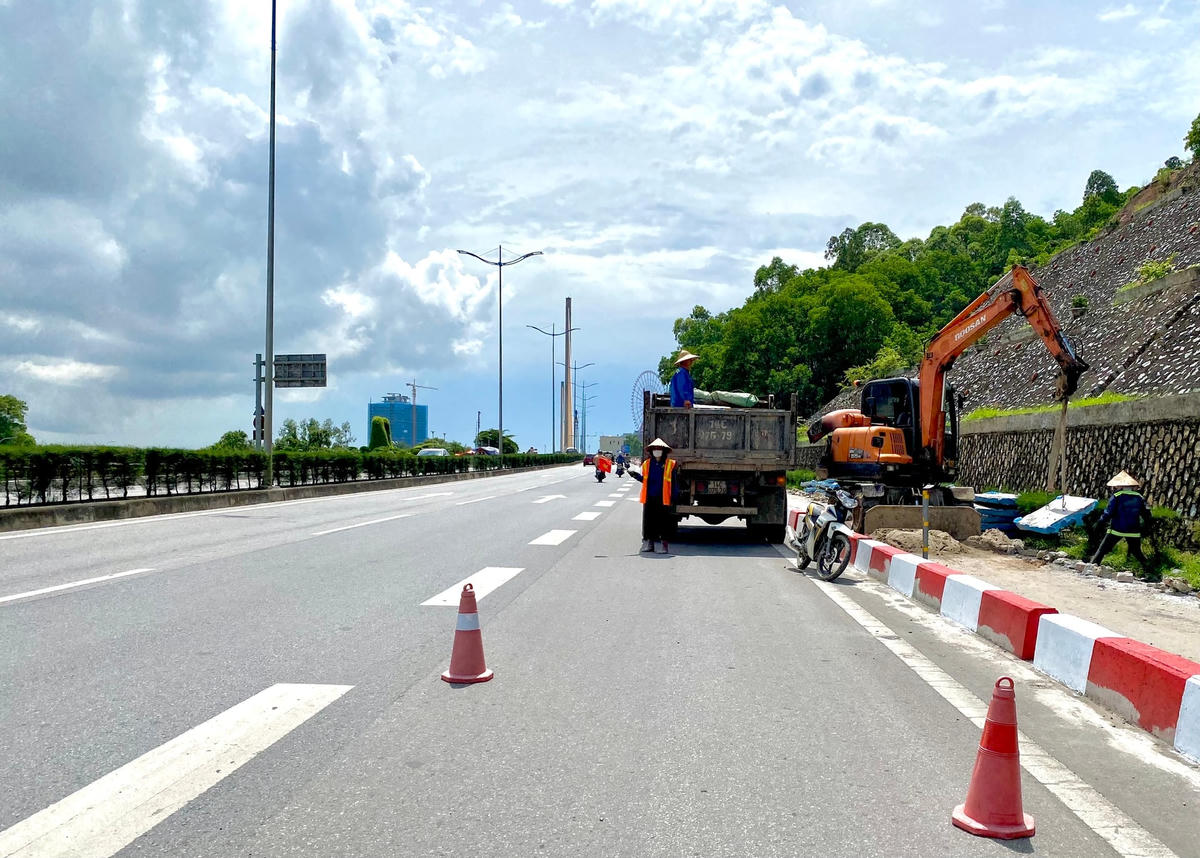 Đơn vị nhà thầu đã bố trí công nhân điều tiết giao thông tại đoạn đang thi công, đồng thời đặt các biển cảnh báo để người tham gia giao thông chú ý quan sát khi lưu thông.