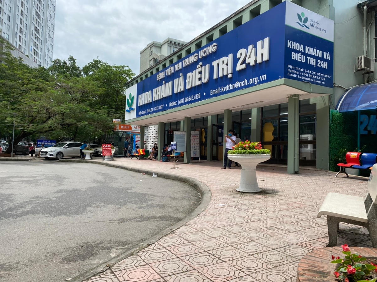 Ghi nhận tại Bệnh viên Nhi Trung ương, người dân yêu cầu được khai báo y tế, thực hiện nguyên tắc 5K. Ảnh: L.A.