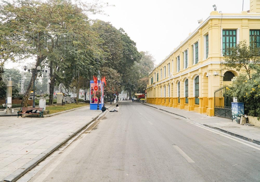 Con đường vắng hoe hoắt. (Ảnh: Minh Hiếu/Vietnam+).