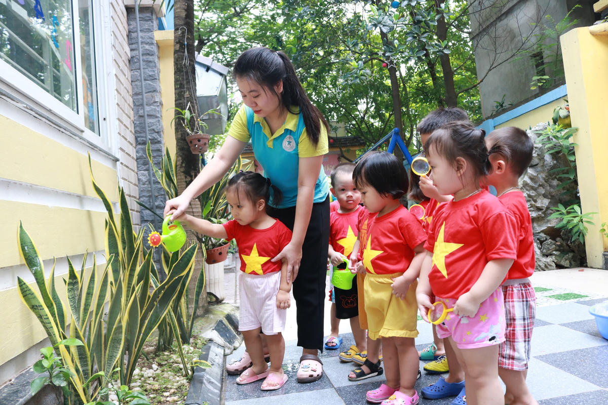 Cô và trò Trường mầm non Ngôi Sao Xanh quận Long Biên, Hà Nội (Ảnh chụp thời điểm chưa có dịch Covid-19).