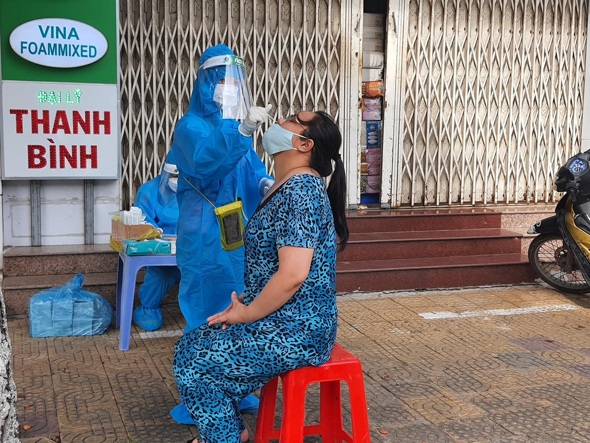 Cùng với việc tăng tốc tiêm ngừa vaccine tăng độ bảo phủ trong toàn dân, thành phố Bạc Liêu tăng cường xét nghiệm trên diện rộng ở tất cả các xã, phường để bóc tách F0 ra khỏi cộng đồng