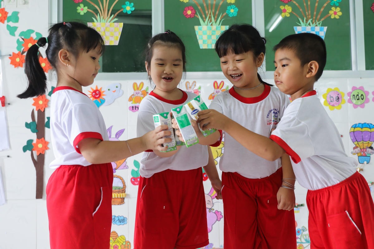 Các hộp sữa Vinamilk là người bạn đồng hành cùng hàng triệu trẻ em tại nhiều tỉnh thành trong chương trình Sữa học đường.