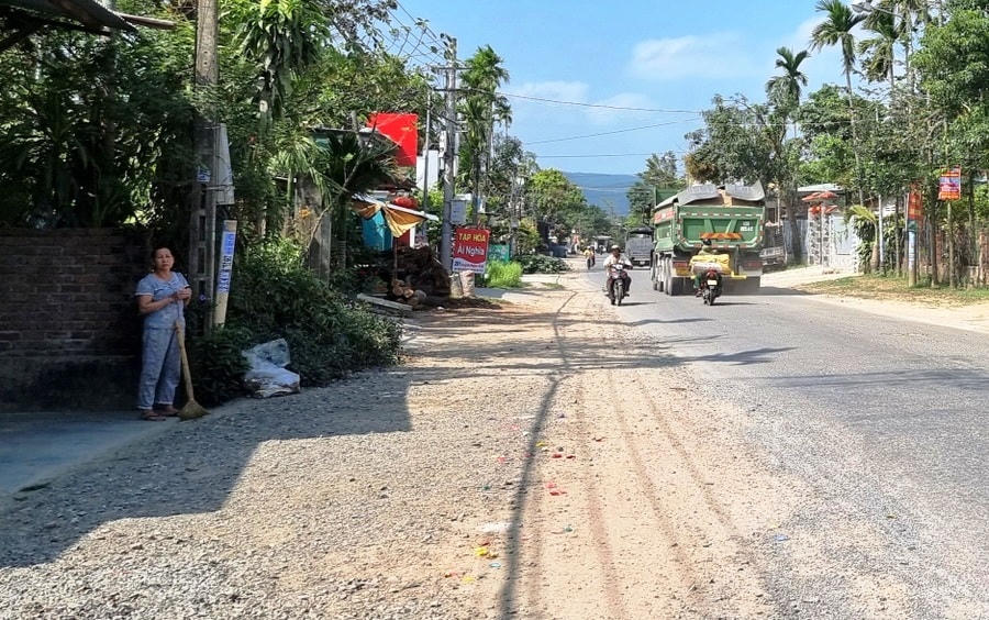 Tuyến đường bị xe quá tải cày nát.
