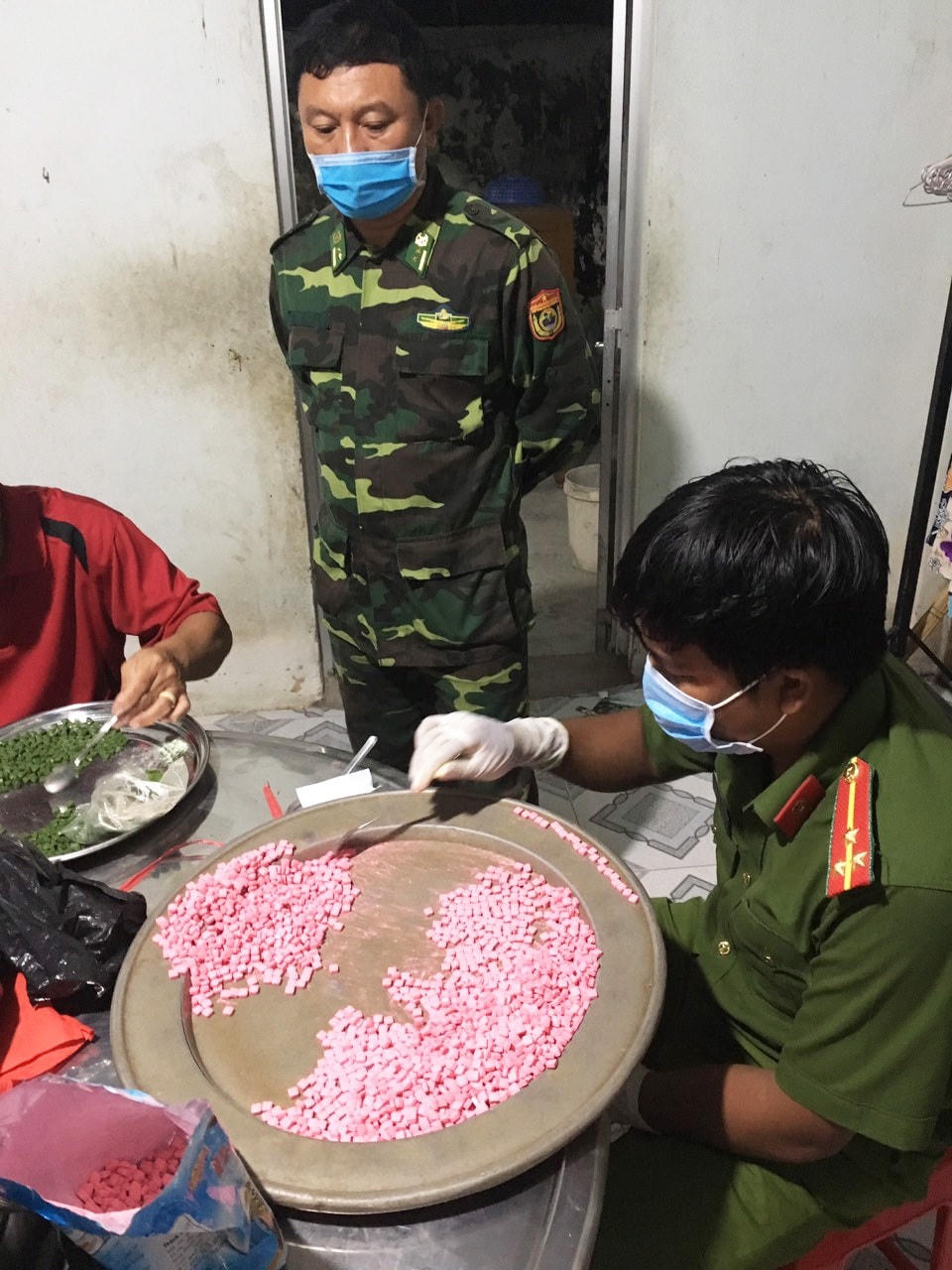 Lực lượng chức năng phát hiện số ma túy lớn được cất giấu, chuẩn bị đưa đi tiêu thụ.