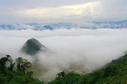 Mây giăng trên đỉnh Lũng Vân.
