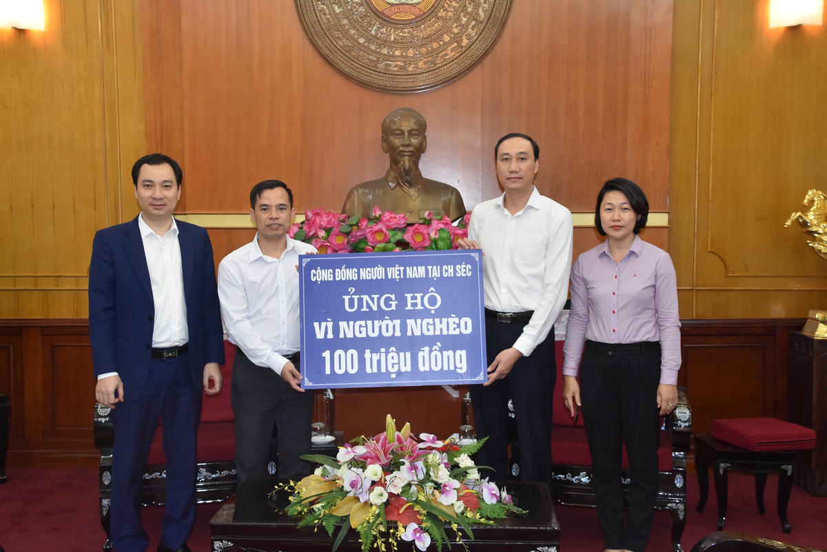 Phó Chủ tịch Phùng Khánh Tài tiếp nhận ủng hộ Quỹ "Vì người nghèo" từ Cộng đồng người Việt Nam tại Cộng hòa Séc.