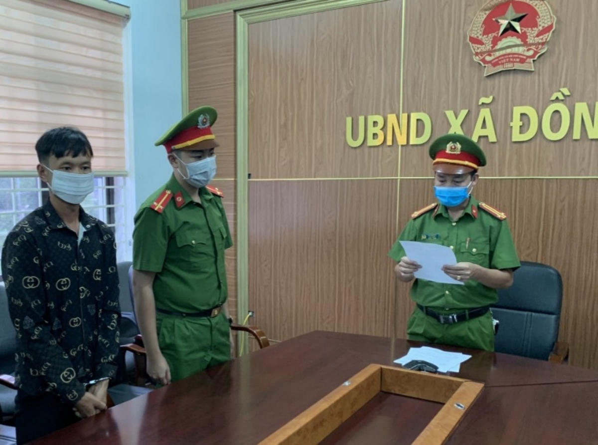 Công an huyện Ba Chẽ tống đạt lệnh bắt khẩn cấp Triệu A Hai.