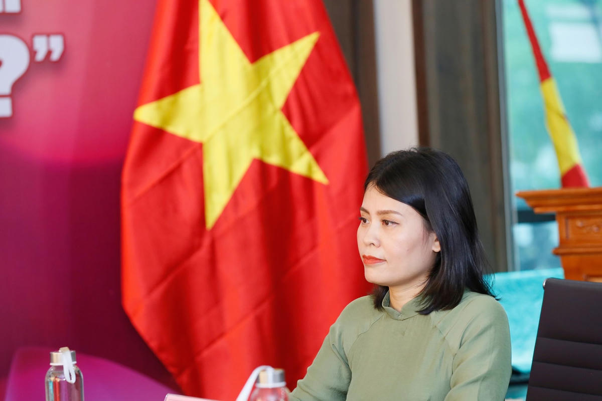 Nhà báo Cẩm Thúy trao đổi với các khách mời tại tọa đàm. Ảnh: Quang Vinh.