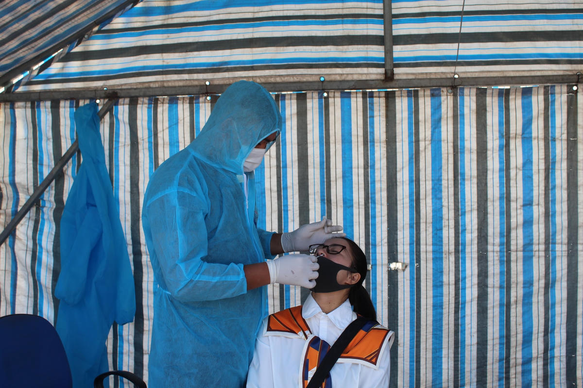 Từ ngày 2/4, toàn bộ các cá nhân vào trong khu vực cửa khẩu chấp hành nghiêm túc việc test nhanh Covid-19 tự trả phí. Ảnh: Trung tâm TTVH TP Móng Cái.