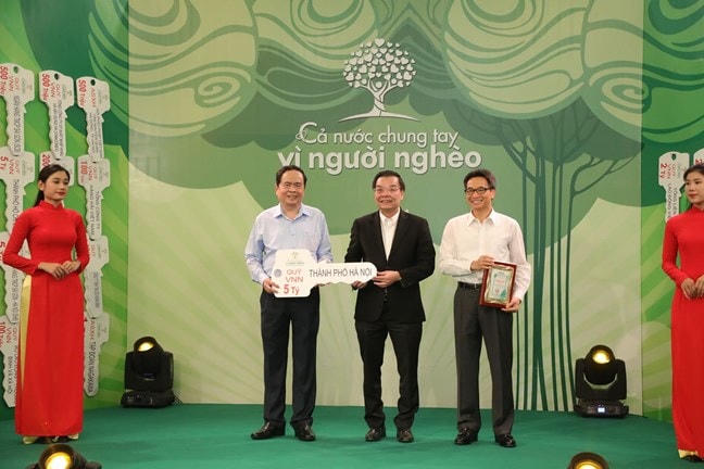 Chủ tịch UBTƯ MTTQ Việt Nam Trần Thanh Mẫn tiếp nhận ủng hộ tại Chương trình cả nước Chung tay Vì người nghèo năm 2020.  