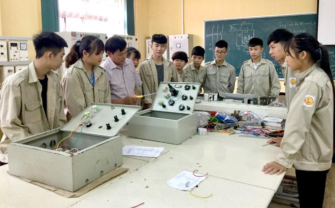 Sinh viên trường CĐ nghề Kỹ thuật - Công nghệ Tuyên Quang trong một buổi thực hành.