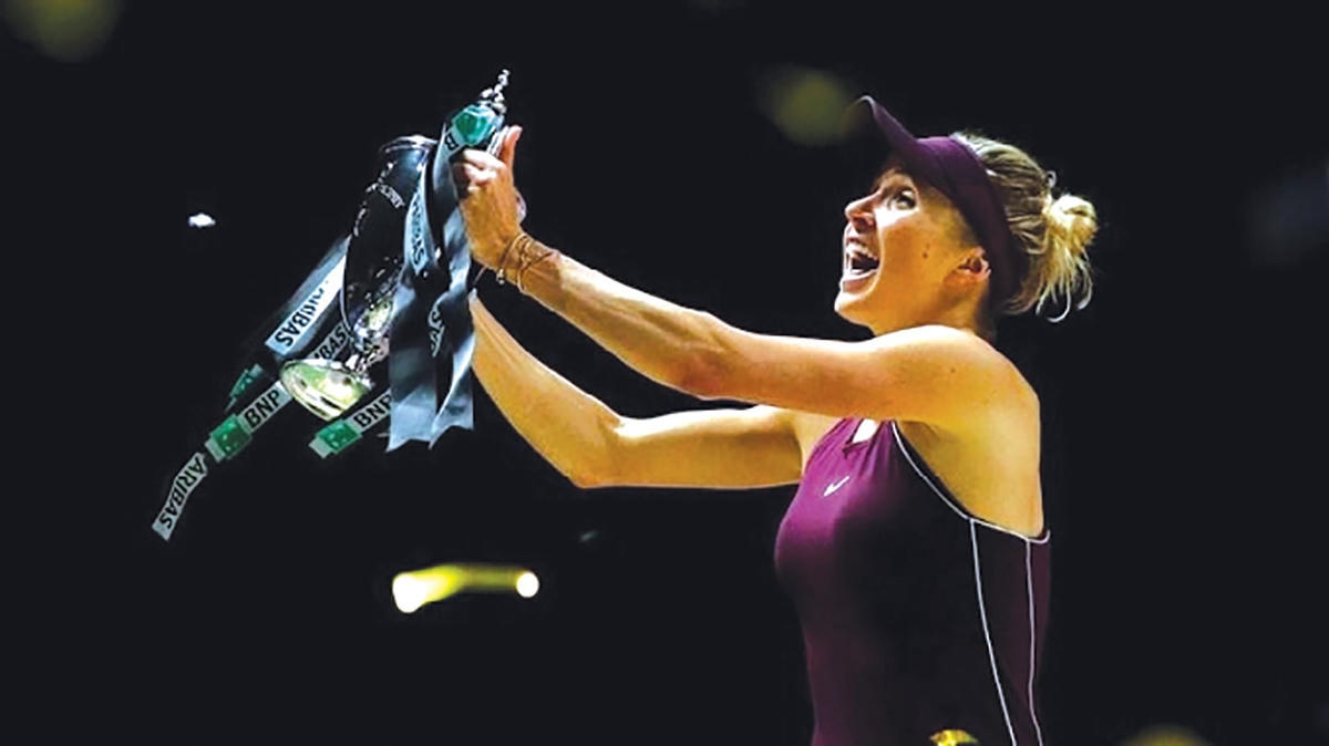 Elina Svitolina ăn mừng chiếc cúp vô địch WTA Finals đầu tiên trong sự nghiệp, năm 2018. Ảnh: Reuters