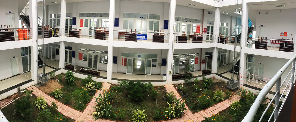 Khu nhà 3 tầng của trường Chính trị thành phố được trưng dụng làm nơi chăm sóc, điều trị bệnh nhân Covid-19. 